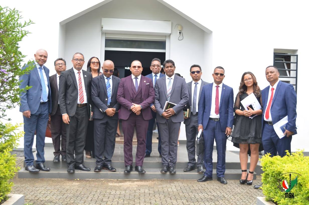 RADIO OASIS 106.4 FM