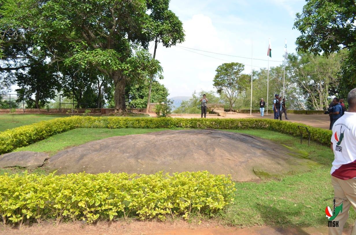 FITSIDIHANA NY VOHITRA AMBOHIMANGA : OMENA TOMBONY KOKOA NY MALAGASY