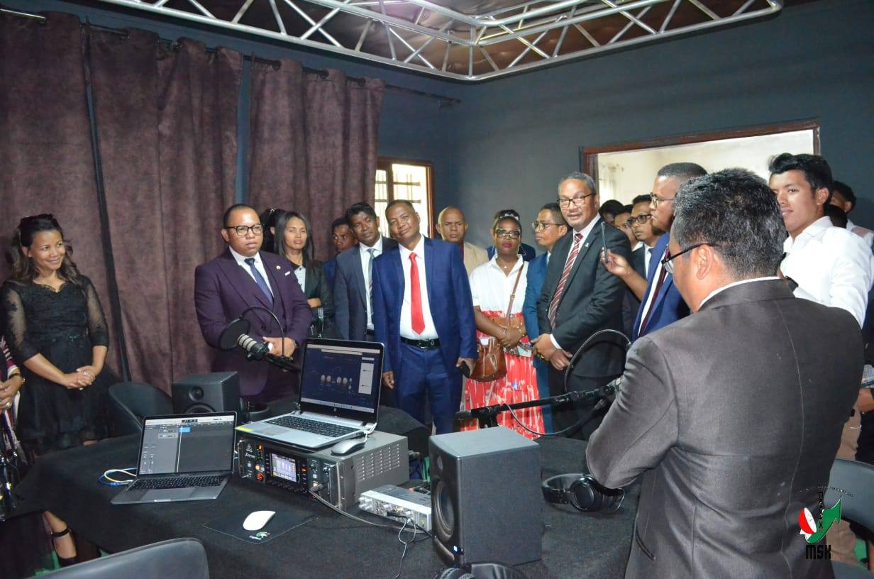 RADIO OASIS 106.4 FM