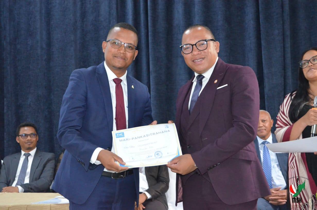 RADIO OASIS 106.4 FM