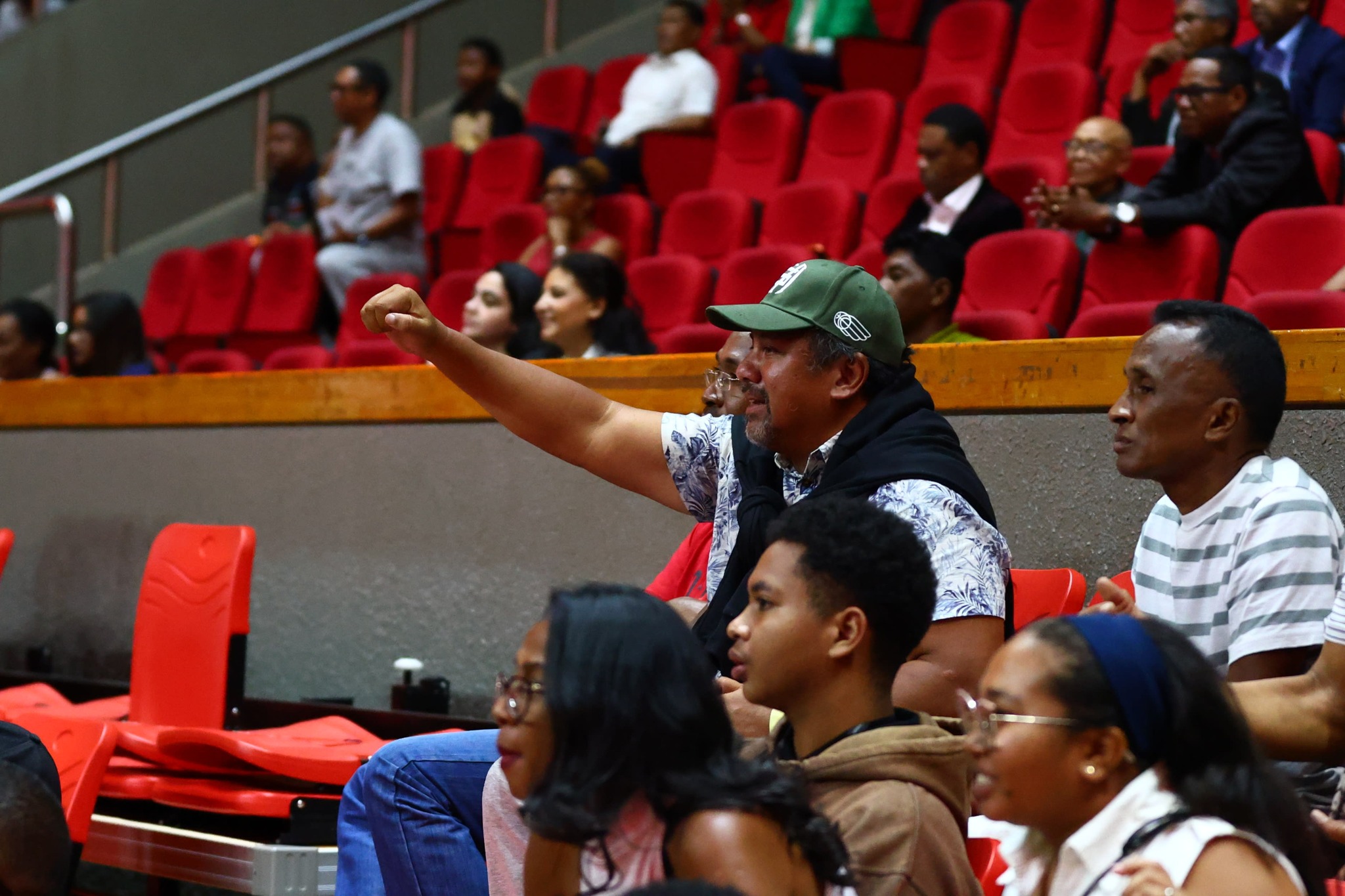 TONGA NANOHANA NY ANKOAY NY MINISITRINY SERASERA SY NY KOLONTSAINA.