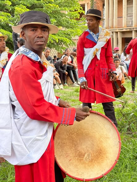 NAHASARIKA IREO MPIANATRY NY ANJERIMANONTOLO NY FAMPISEHOANA HIRAGASY NATAO TENY ANKATSO