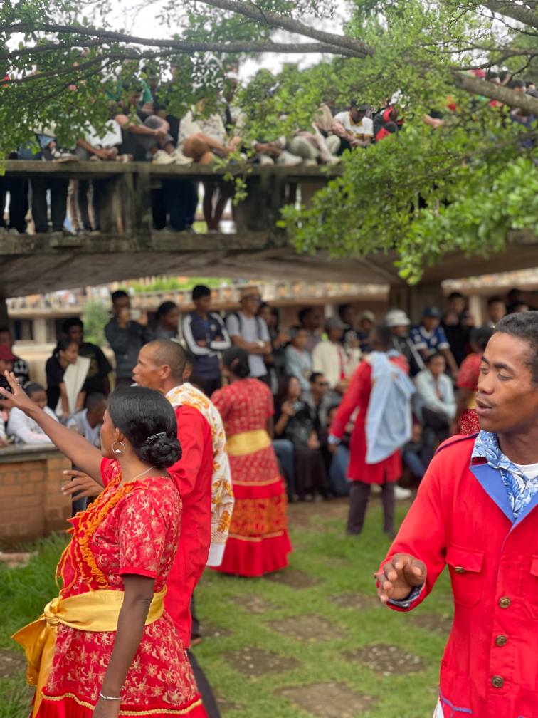 NAHASARIKA IREO MPIANATRY NY ANJERIMANONTOLO NY FAMPISEHOANA HIRAGASY NATAO TENY ANKATSO