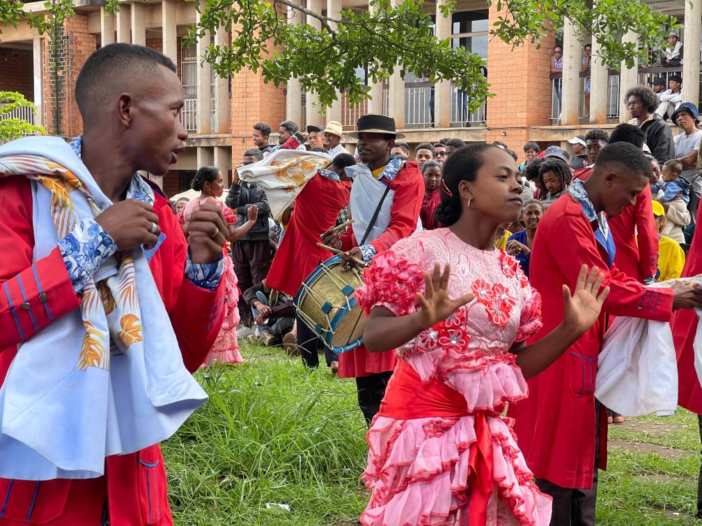 NAHASARIKA IREO MPIANATRY NY ANJERIMANONTOLO NY FAMPISEHOANA HIRAGASY NATAO TENY ANKATSO