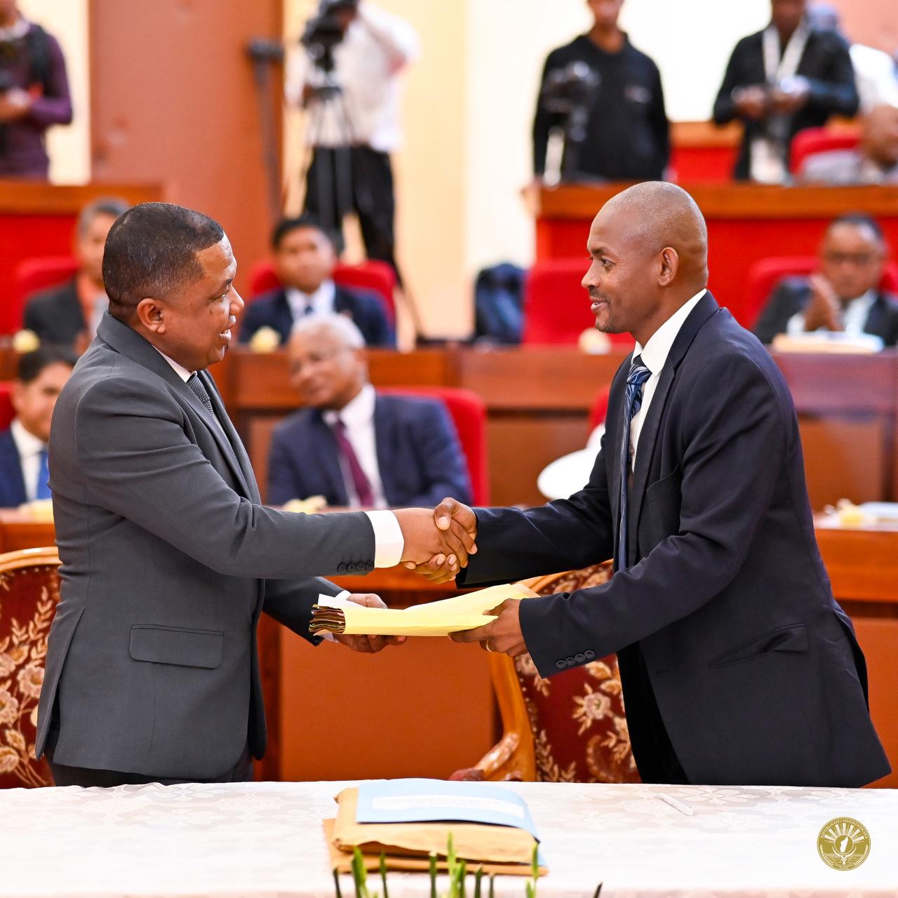 09 DESAMBRA 2025 | ANDRO IRAISAM-PIRENENA HIADIANA AMIN'NY KOLIKOLY , MINISITERAN'NY RAHARAHAM-BAHINY ANOSY.