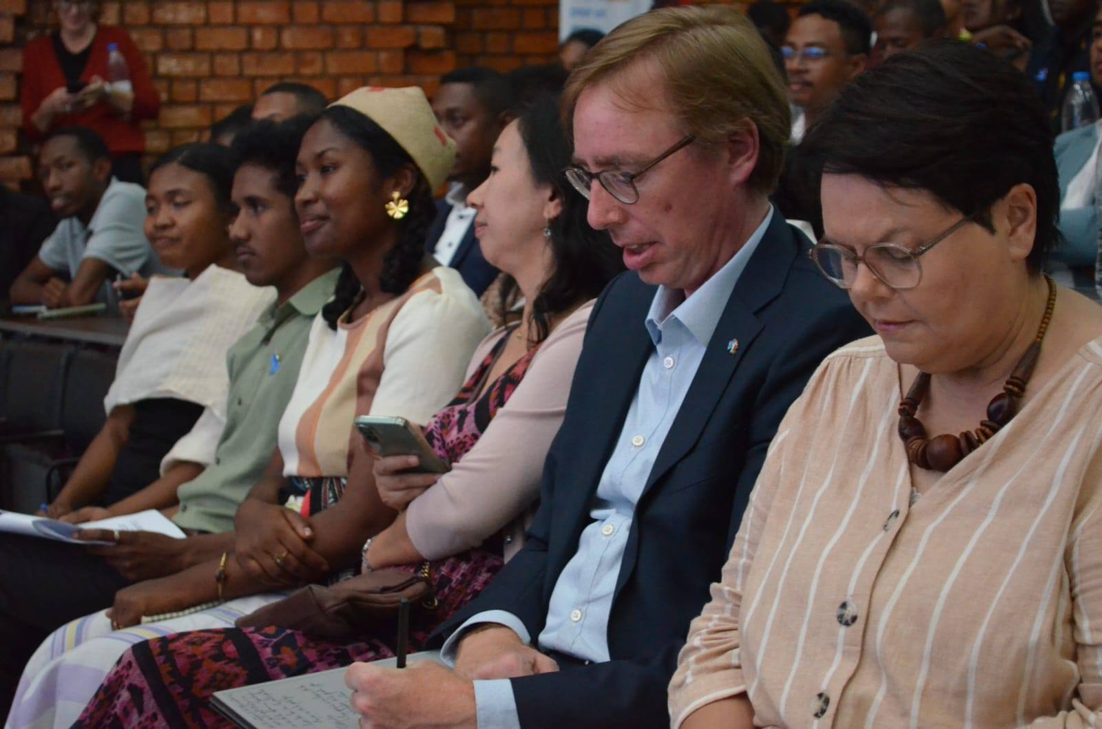 "PARLONS DEVELOPPEMENT - PARLONS REFONDATIONS"