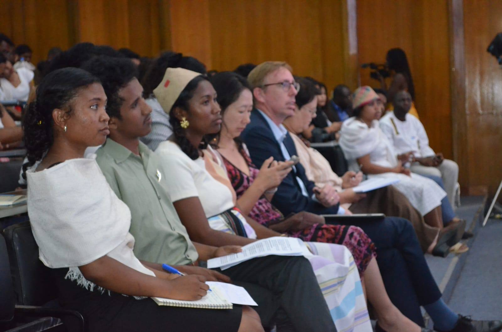 "PARLONS DEVELOPPEMENT - PARLONS REFONDATIONS"