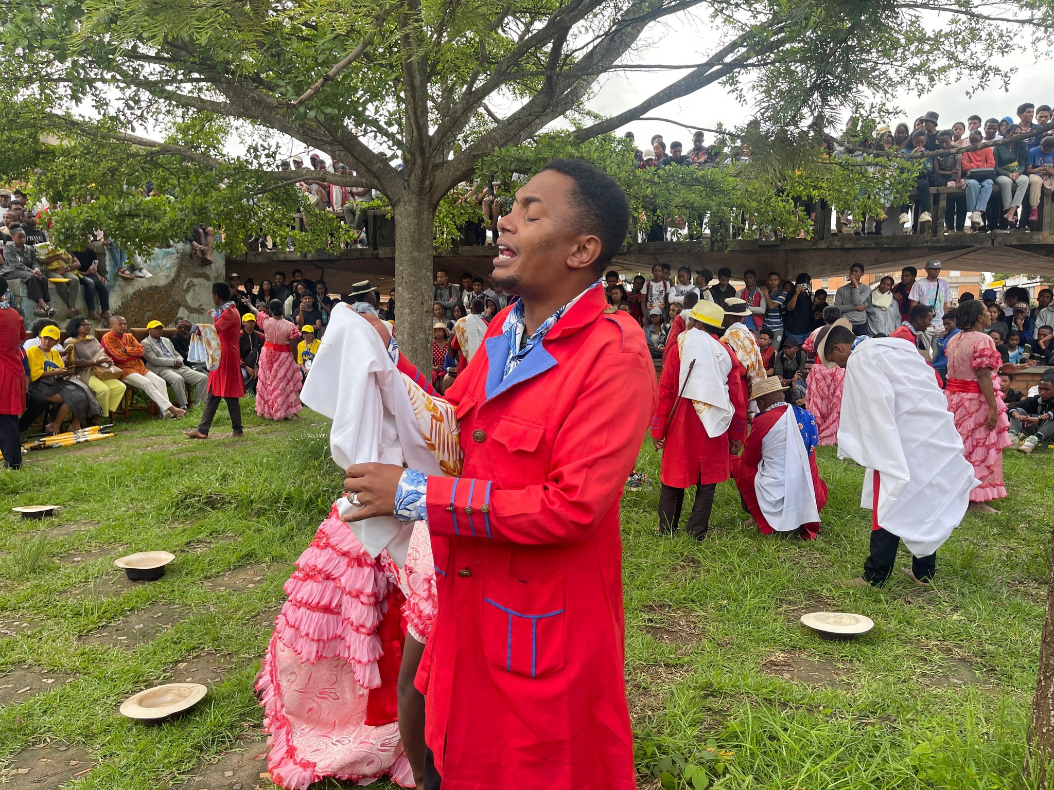 NAHASARIKA IREO MPIANATRY NY ANJERIMANONTOLO NY FAMPISEHOANA HIRAGASY NATAO TENY ANKATSO