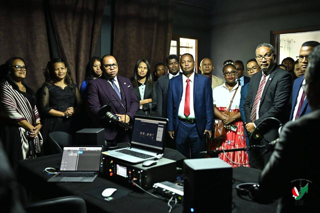 RADIO OASIS 106.4 FM