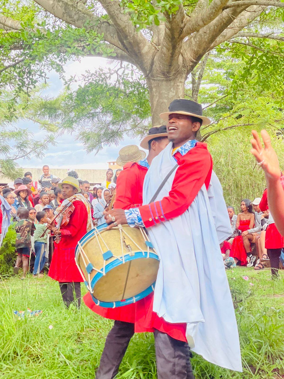 NAHASARIKA IREO MPIANATRY NY ANJERIMANONTOLO NY FAMPISEHOANA HIRAGASY NATAO TENY ANKATSO