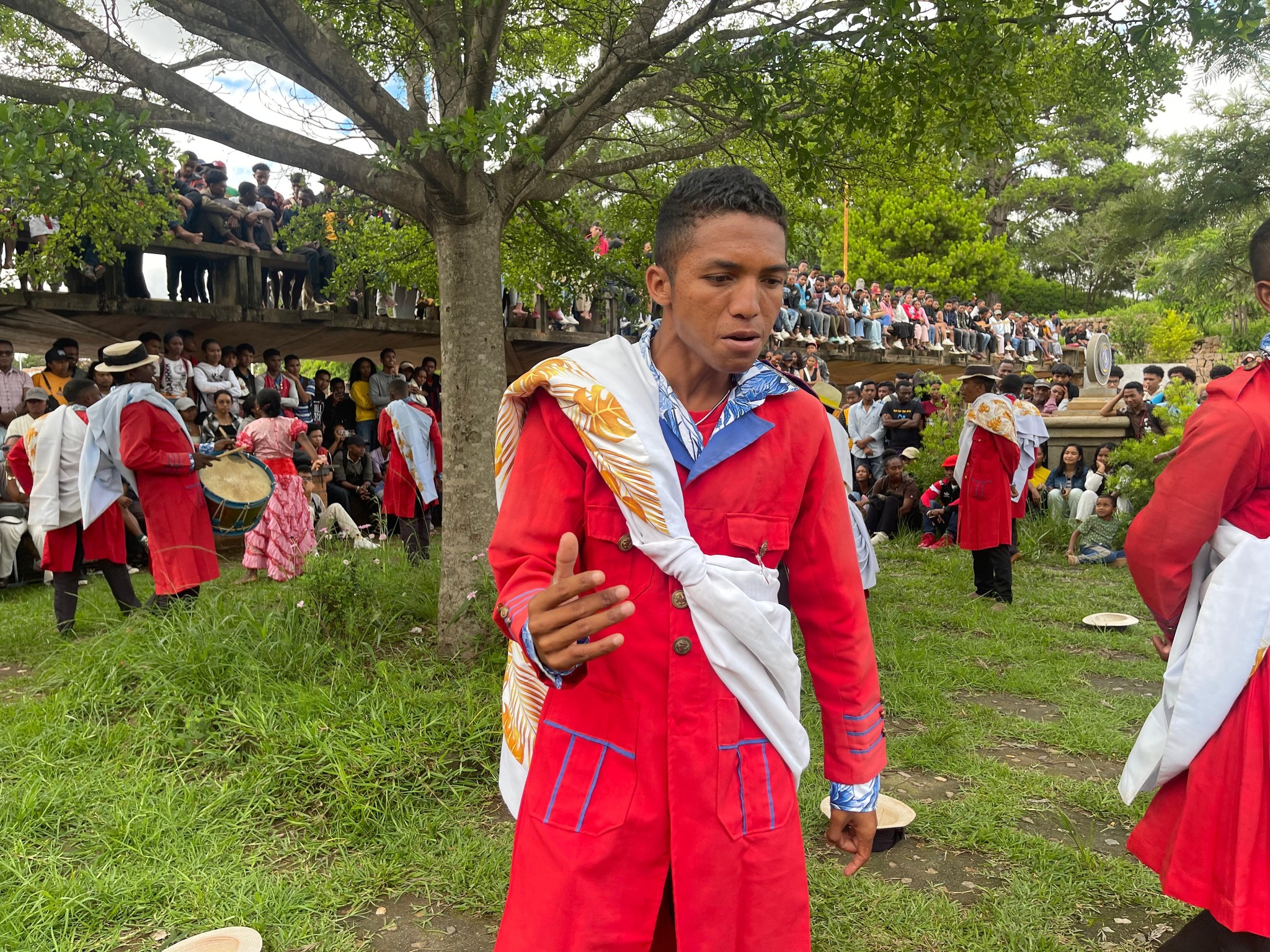 NAHASARIKA IREO MPIANATRY NY ANJERIMANONTOLO NY FAMPISEHOANA HIRAGASY NATAO TENY ANKATSO