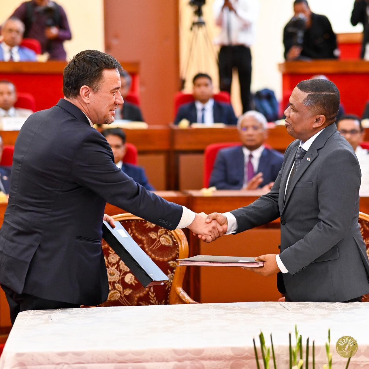 09 DESAMBRA 2025 | ANDRO IRAISAM-PIRENENA HIADIANA AMIN'NY KOLIKOLY , MINISITERAN'NY RAHARAHAM-BAHINY ANOSY.