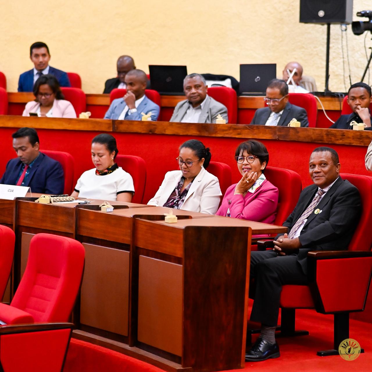 09 DESAMBRA 2025 | ANDRO IRAISAM-PIRENENA HIADIANA AMIN'NY KOLIKOLY , MINISITERAN'NY RAHARAHAM-BAHINY ANOSY.