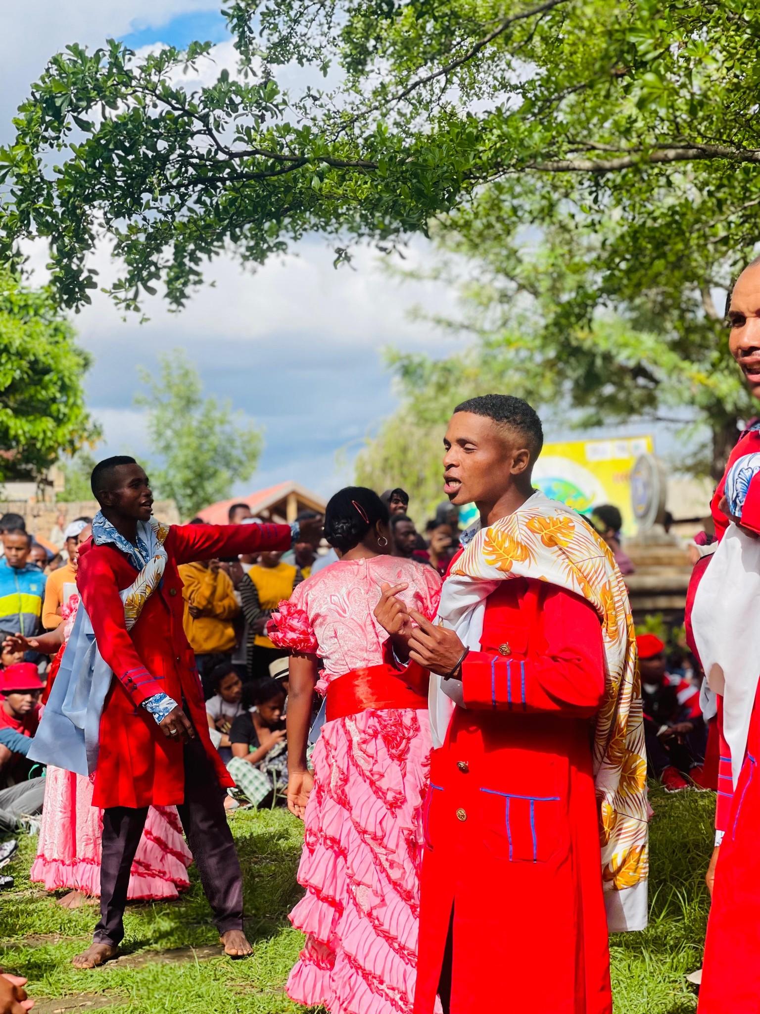 NAHASARIKA IREO MPIANATRY NY ANJERIMANONTOLO NY FAMPISEHOANA HIRAGASY NATAO TENY ANKATSO