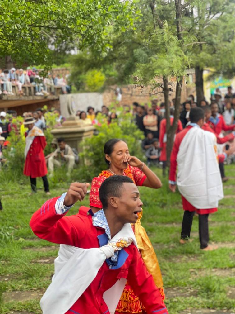 NAHASARIKA IREO MPIANATRY NY ANJERIMANONTOLO NY FAMPISEHOANA HIRAGASY NATAO TENY ANKATSO