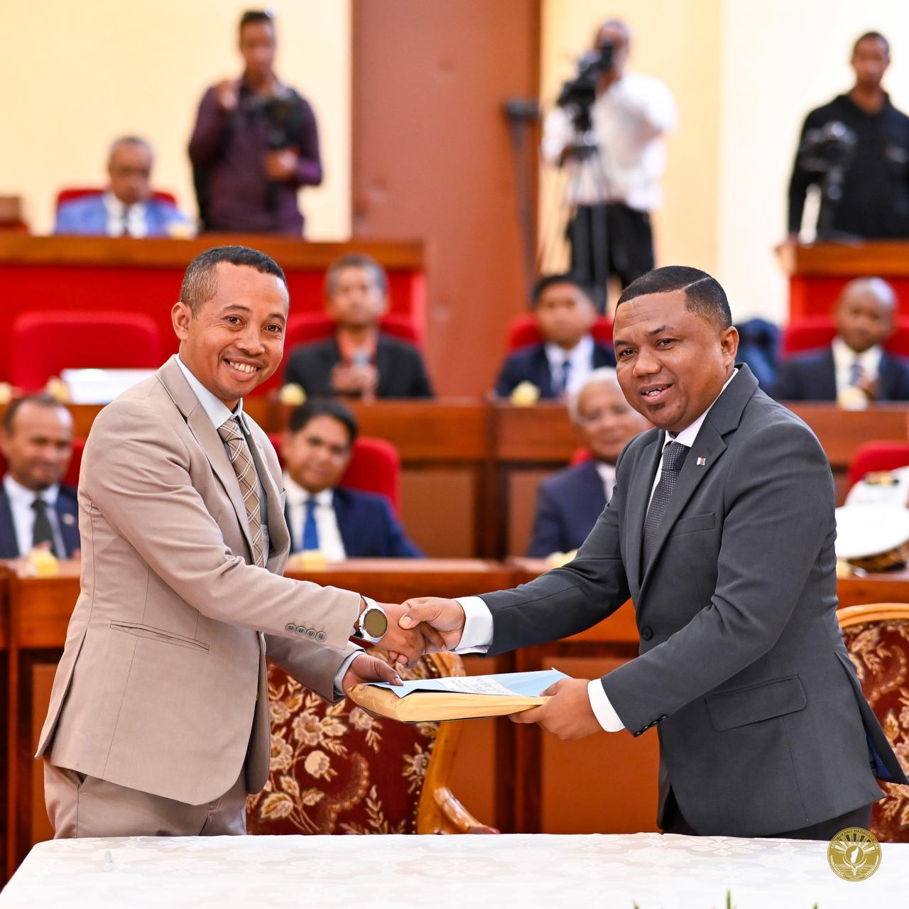 09 DESAMBRA 2025 | ANDRO IRAISAM-PIRENENA HIADIANA AMIN'NY KOLIKOLY , MINISITERAN'NY RAHARAHAM-BAHINY ANOSY.