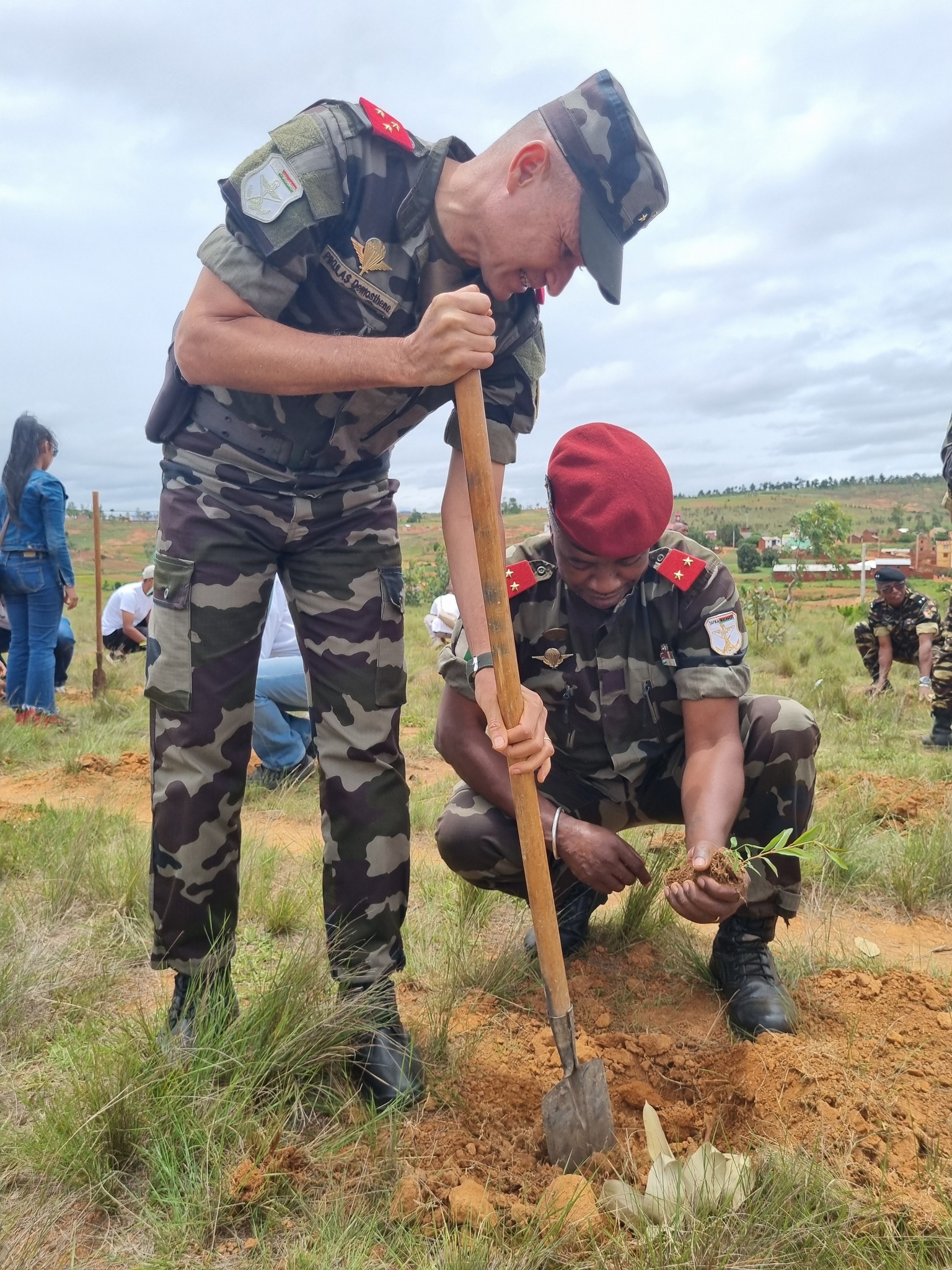 IZAY MAMBOLY HAZO MANOME AINA