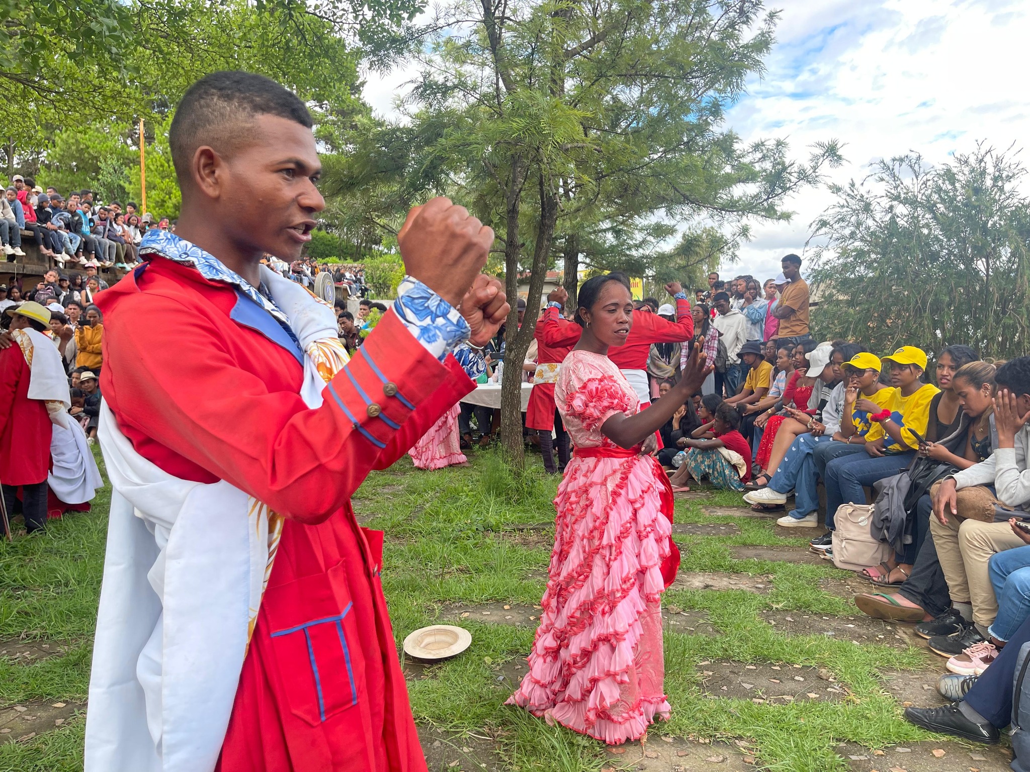 NAHASARIKA IREO MPIANATRY NY ANJERIMANONTOLO NY FAMPISEHOANA HIRAGASY NATAO TENY ANKATSO