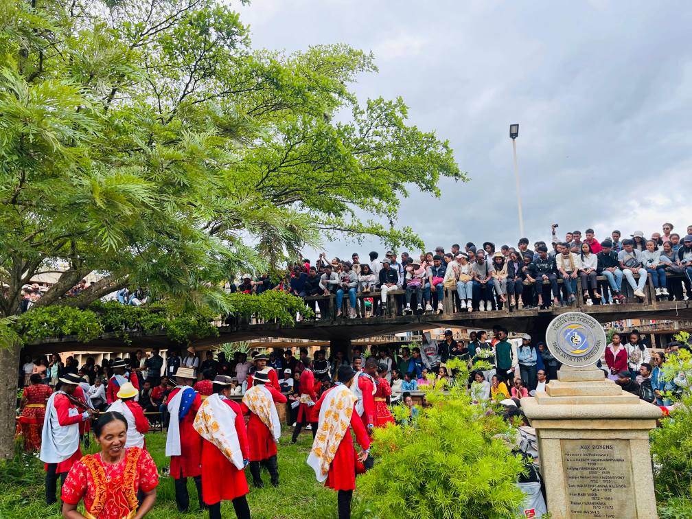 NAHASARIKA IREO MPIANATRY NY ANJERIMANONTOLO NY FAMPISEHOANA HIRAGASY NATAO TENY ANKATSO