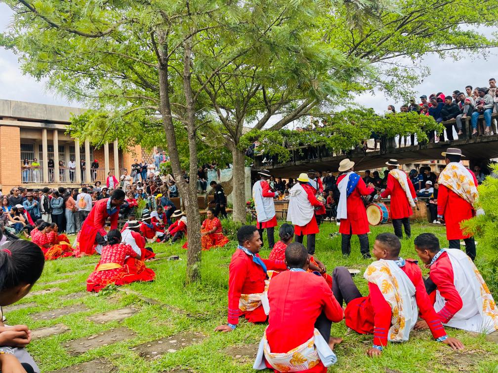 NAHASARIKA IREO MPIANATRY NY ANJERIMANONTOLO NY FAMPISEHOANA HIRAGASY NATAO TENY ANKATSO