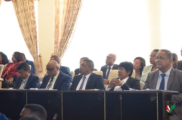 MAMPANJAKA NY FAHALALAHANA MITENY NY REPOBLIKAN'NY FANAVAOZANA