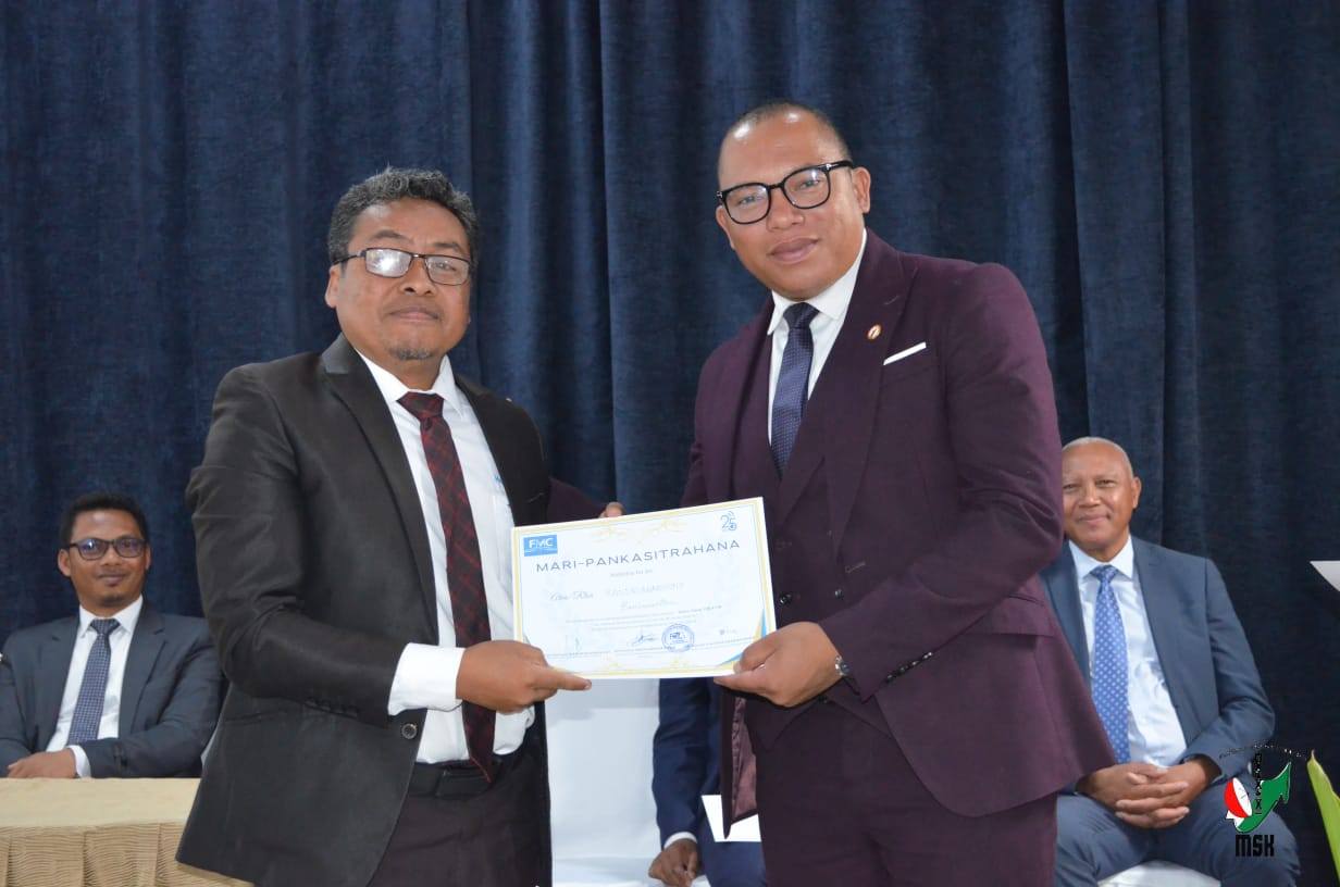 RADIO OASIS 106.4 FM