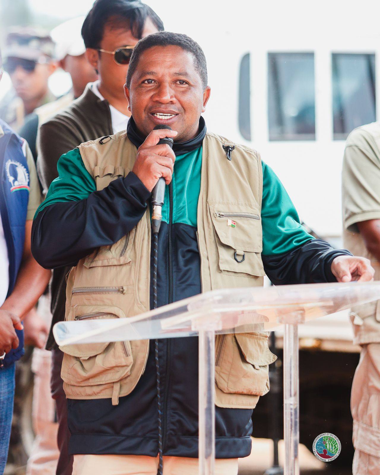 IZAY MAMBOLY HAZO MANOME AINA