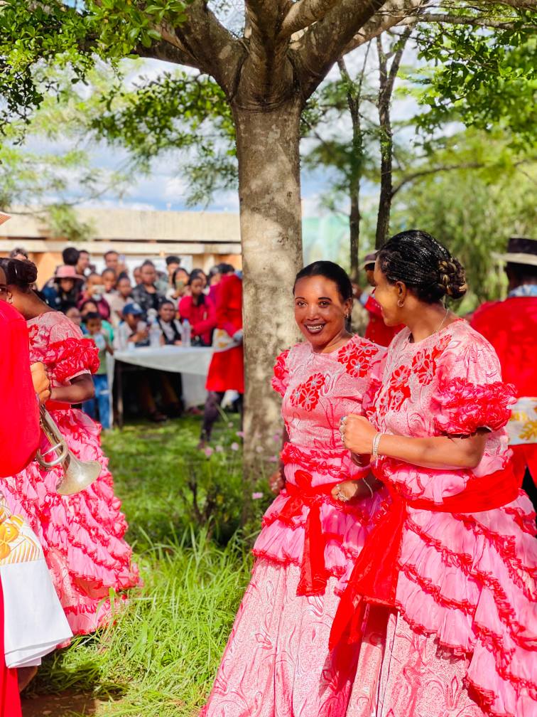 NAHASARIKA IREO MPIANATRY NY ANJERIMANONTOLO NY FAMPISEHOANA HIRAGASY NATAO TENY ANKATSO