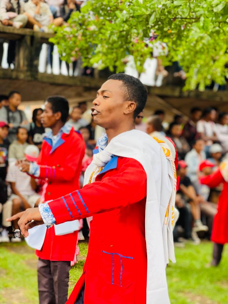 NAHASARIKA IREO MPIANATRY NY ANJERIMANONTOLO NY FAMPISEHOANA HIRAGASY NATAO TENY ANKATSO