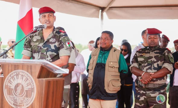 IZAY MAMBOLY HAZO MANOME AINA