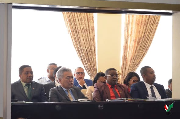 MAMPANJAKA NY FAHALALAHANA MITENY NY REPOBLIKAN'NY FANAVAOZANA