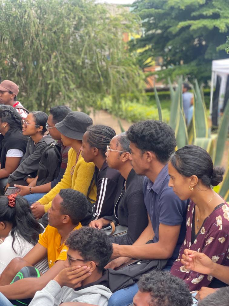 NAHASARIKA IREO MPIANATRY NY ANJERIMANONTOLO NY FAMPISEHOANA HIRAGASY NATAO TENY ANKATSO