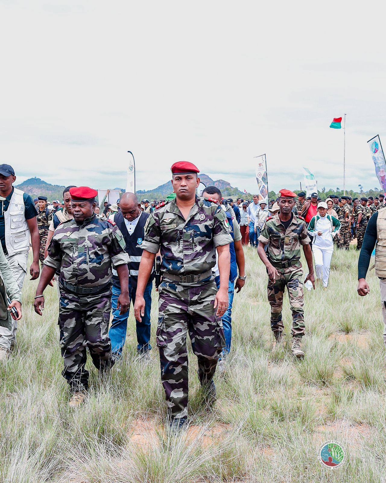 IZAY MAMBOLY HAZO MANOME AINA