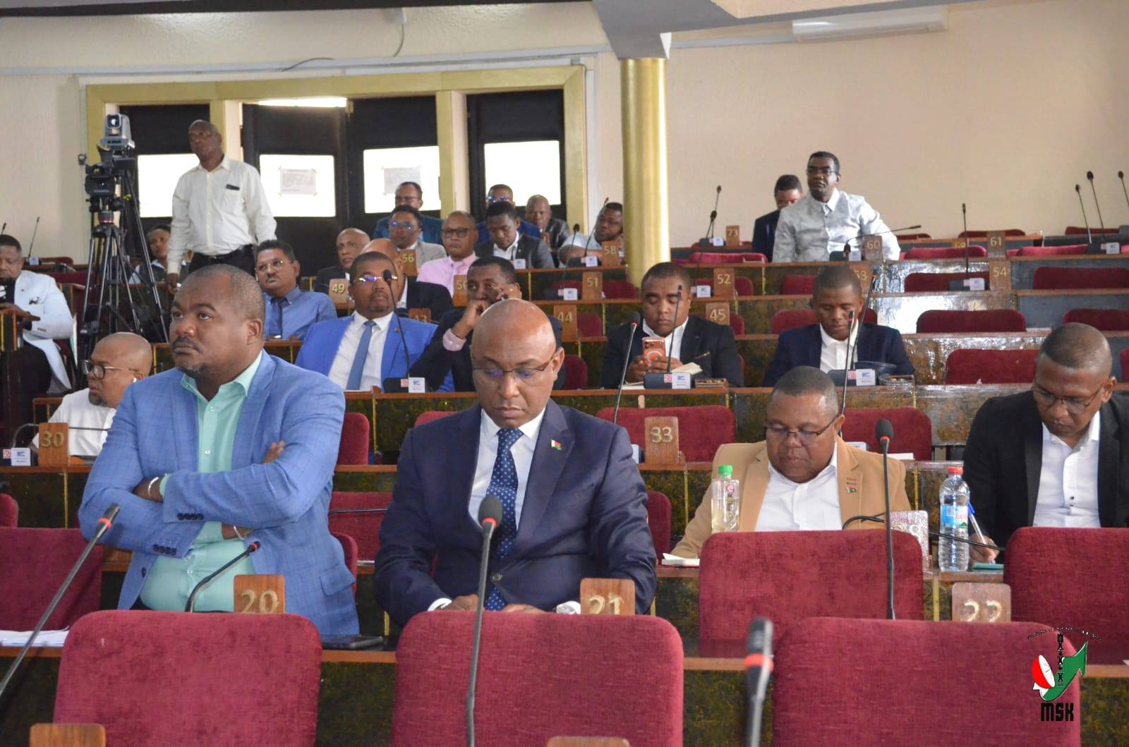 MIFARANA ANIO NY FIHAONANA MIVANTANA NAHARITRA ROA ANDRO NIFANATREHAN'NY GOVERNEMANTA SY NY ANTENIMIERAMPIRENENA