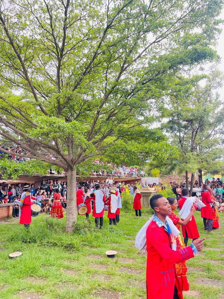 NAHASARIKA IREO MPIANATRY NY ANJERIMANONTOLO NY FAMPISEHOANA HIRAGASY NATAO TENY ANKATSO