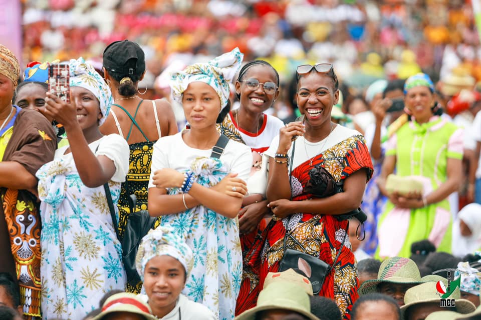 MANAN-KASINA NY VEHIVAVY ! MANAN-DANJA NY FANIRIANY, MENDRIKA HO TANTERAHINA NY NOFINOFINY