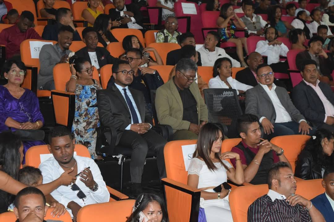 SARIMIHETSIKA MALAGASY : EFA MIHAMATIHANINA ANKEHITRINY