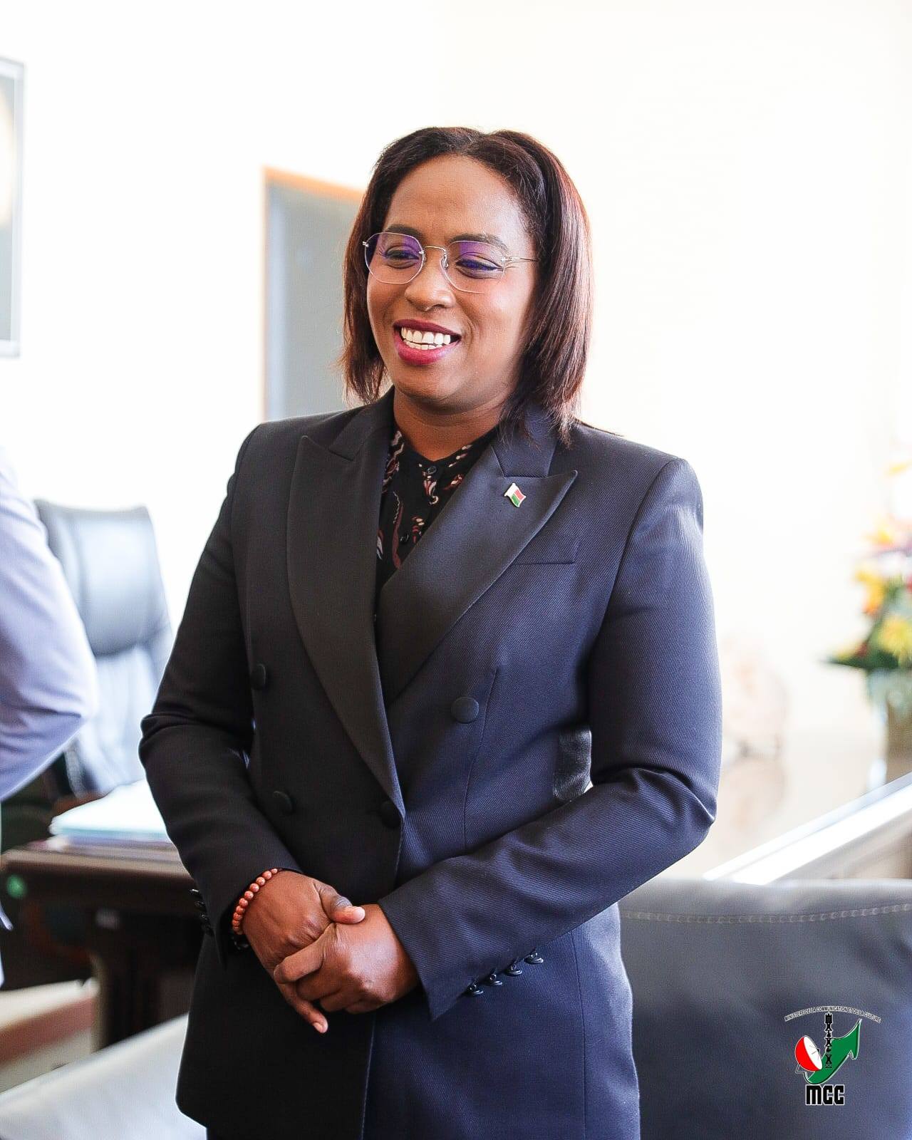 HAMAFISINA HATRANY NY SERASERA MBA HIPAKA ENY IFOTONY IREO ASA FAMPANDROSOANA ISAM-PARITRA