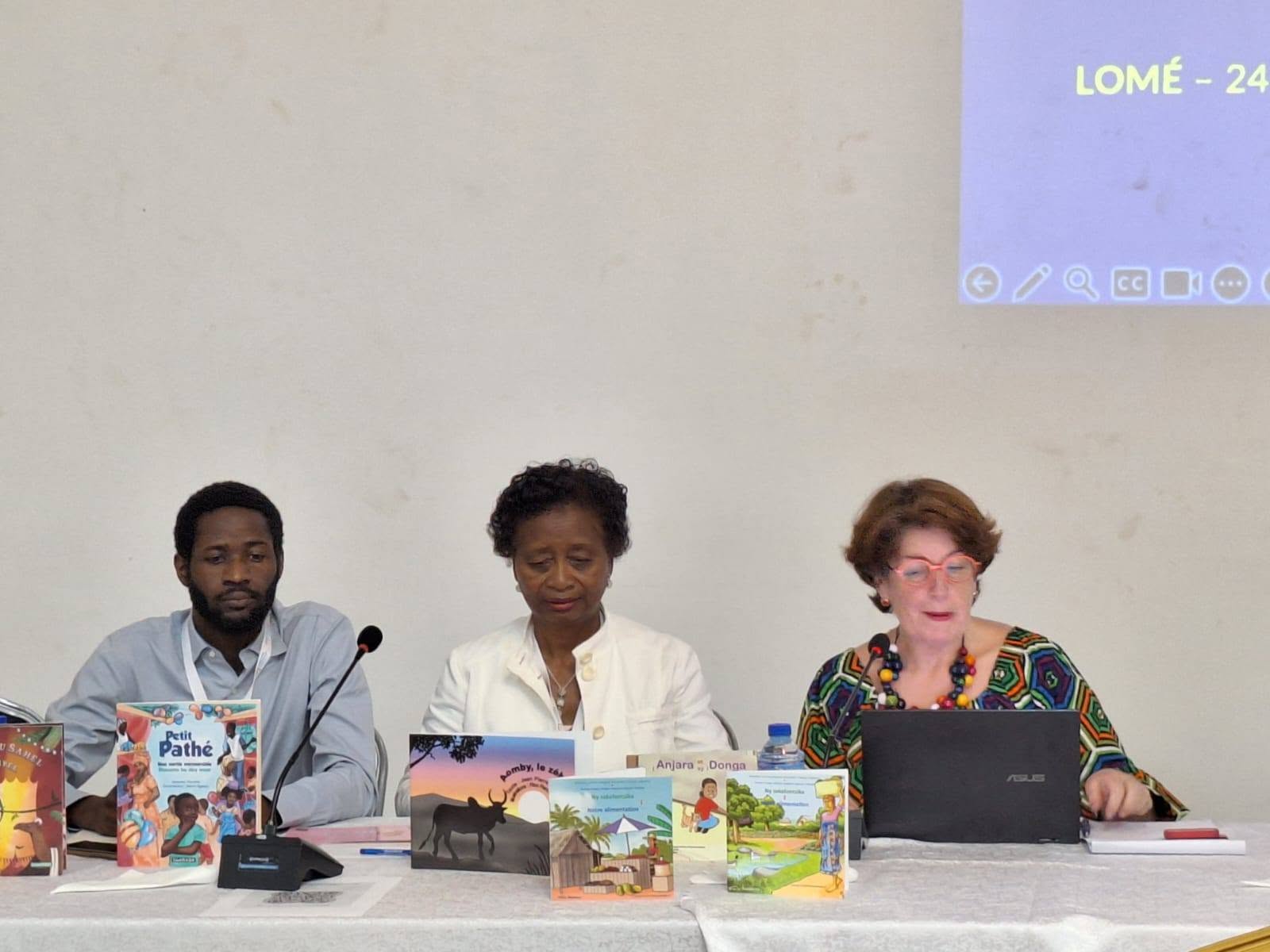 NISONGADINA TEO AMIN' NY SEHATRA AFRIKANA NY EZAKA VITAN' I MADAGASIKARA TAMIN' NY FAMETRAHANA NY " SATAN' NY MATIHANINA AMIN' NY SEHATRY NY BOKY " NA NY " CHARTES DES PROFESSIONNELS DU LIVRE "