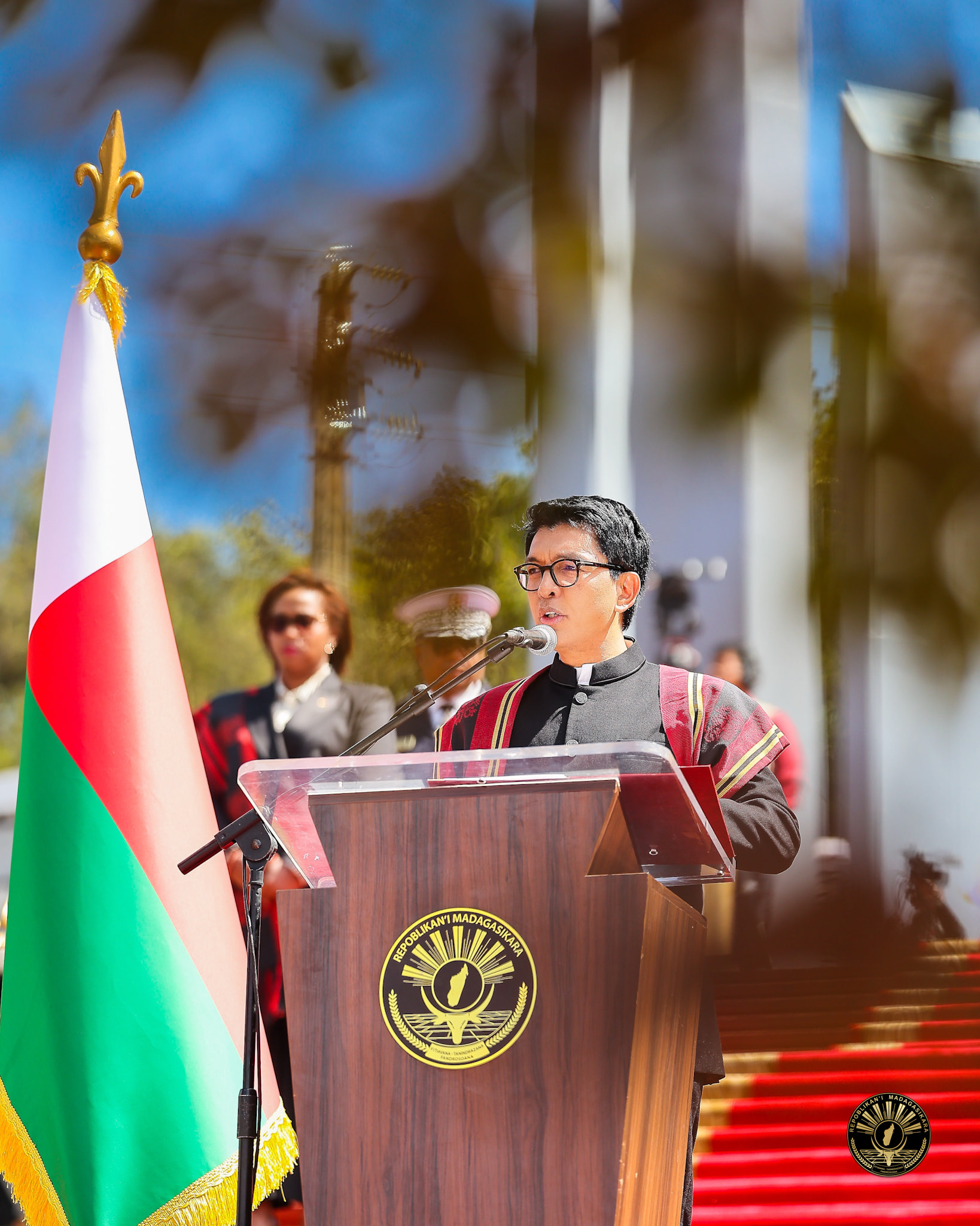 TONTOSA OMALY TENY AMIN' NY FASAN' NY MAHERIFO AVARATR' AMBOHITSAINA NY LANONANA ARA-MIARAMILA HO FANOMEZAM-BONINAHITRA SY FAMERENAN-KASINA NY AMPANJAKA TOERA SY IREO MPITARI-TAFIKA ROA LAHY LAVO HO AN' NY TANINDRAZANA TAMIN' NY 1897