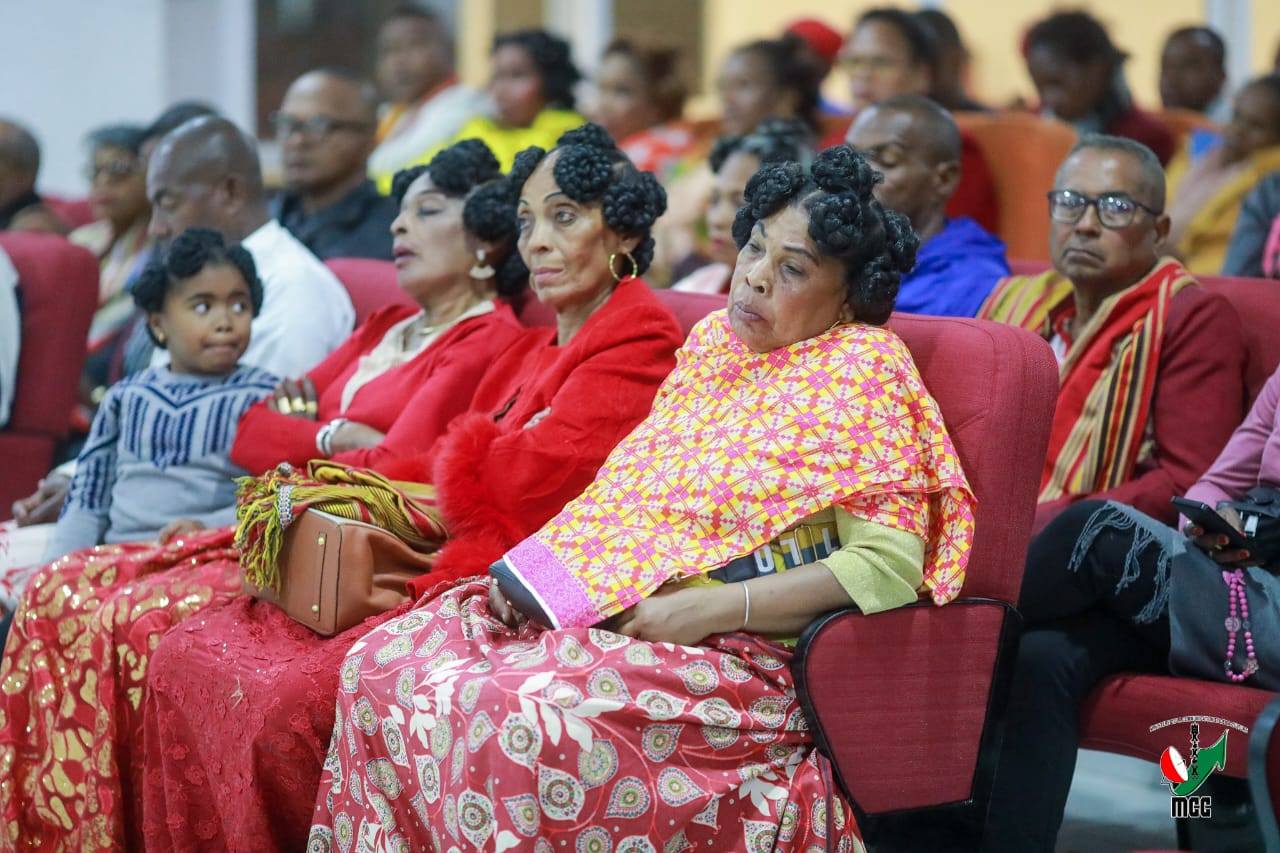 TAORIAN' NY NIAINGANY TEO MAUSOLEE, FASAN' NY MAHERY FO AVARATR' AMBOHITSAINA, ANTANANARIVO, NIJANONA TAO ANTSIRABE NY KABESON' NY AMPANJAKA TOERA SY IREO MIARAMILA ROALAHY NIARAKA TAMINY