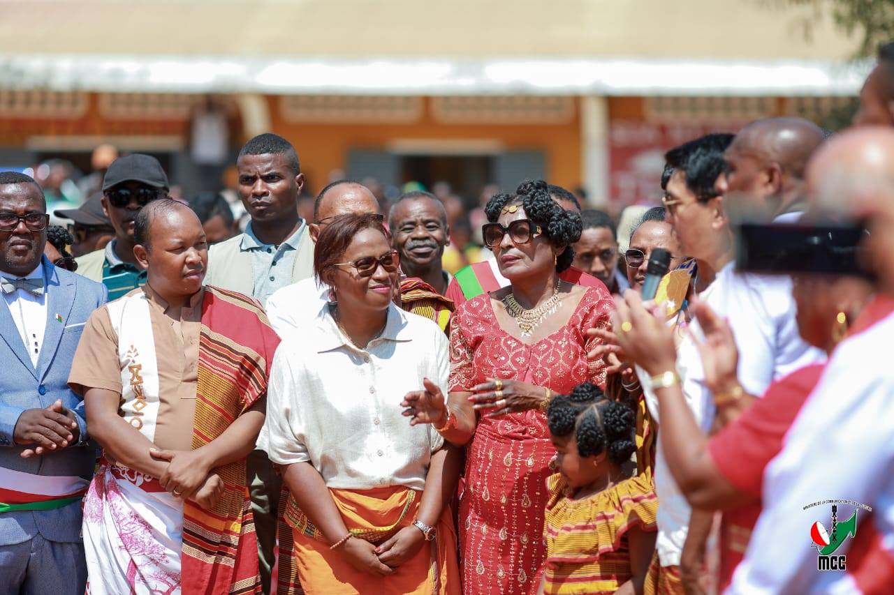 NY TANTARA NO TOKONY HO FOTOTRY NY AMPINGA HO ENTINTSIKA MIADY SY AMPIAKATRA AVO DIA AVO NY HAMPOHOM-PIRENENA SY NY HASIN' NY FITIAVAN-TANINDRAZANA