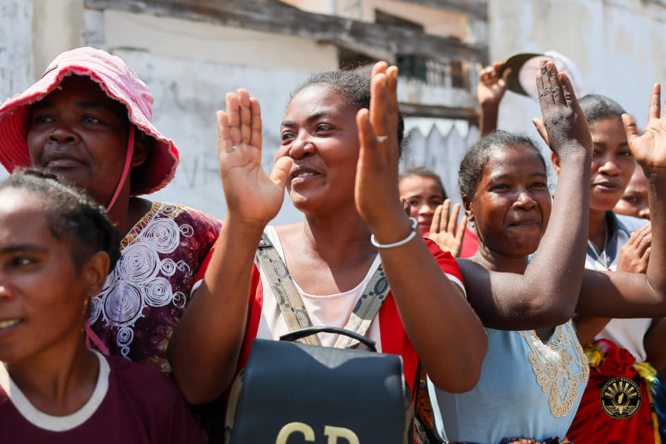 LALAM-PASIKA TEO ALOHA ARY TENA RATSY TOKOA REHEFA AMIN' NY FOTOAN' NY ORANA NY MAMPITOHY AN' ANDAKABE SY ANDABATOARA KA IZAO VITA RARIVATO TANTERAKA IZAO