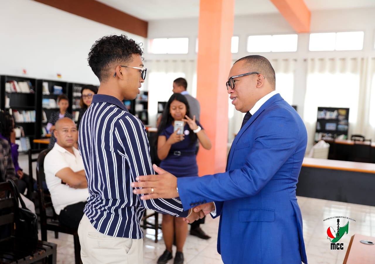 NORAISIN' NY MINISTERAN' NY SERASERA SY NY KOLONTSAINA IREO TANORA MPILATSAKA AN-TSITRAPO HO ANY FRANTSA