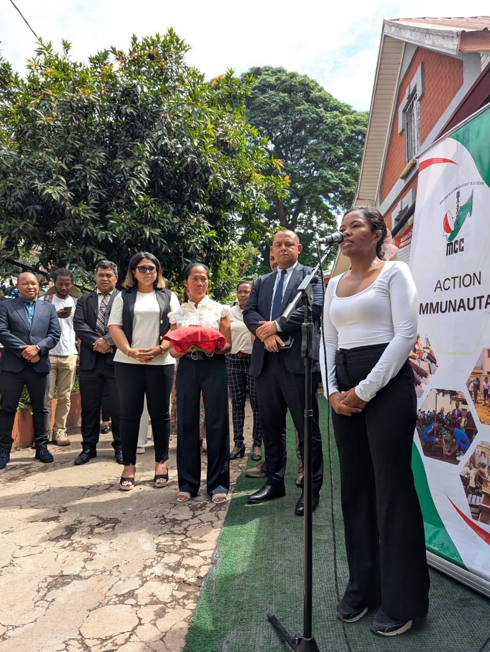 SARY MANODIDINA NY 3000 MIRAKITRA IREO ASAN' NY FIROTSAHANA AN-TSITRAPO ETO ANIVON'NY MINISTERAN' NY SERASERA SY NY KOLONTSAINA