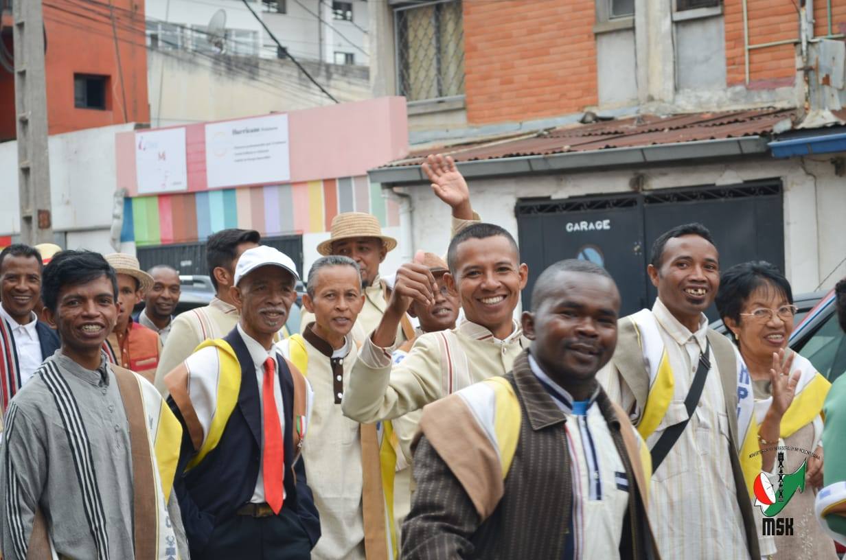 HARAVORAVOANA SY ENDRIKA FENO TSIKY NO NIARAHAN'NY MPIKABARY NISANTATRA NY ANDROM-PIRENENA HO AN' NY KABARY MALAGASY