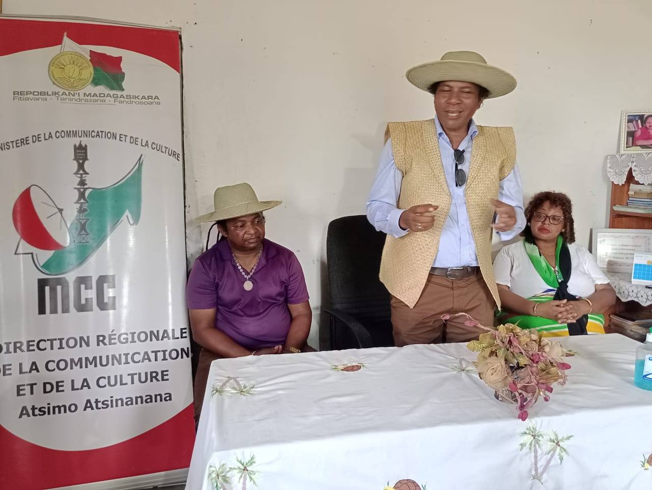 FOMBAN-DRAZANA ATSIMO ATSINANANA SY FAMPIROBOROBOANA NY ZAVA-KANTO, NIARA-NIDINIKA TAMIN' IREO AMPANKAJA SY MPANAKANTO NY TALE JENERALIN' NY KOLONTSAINA