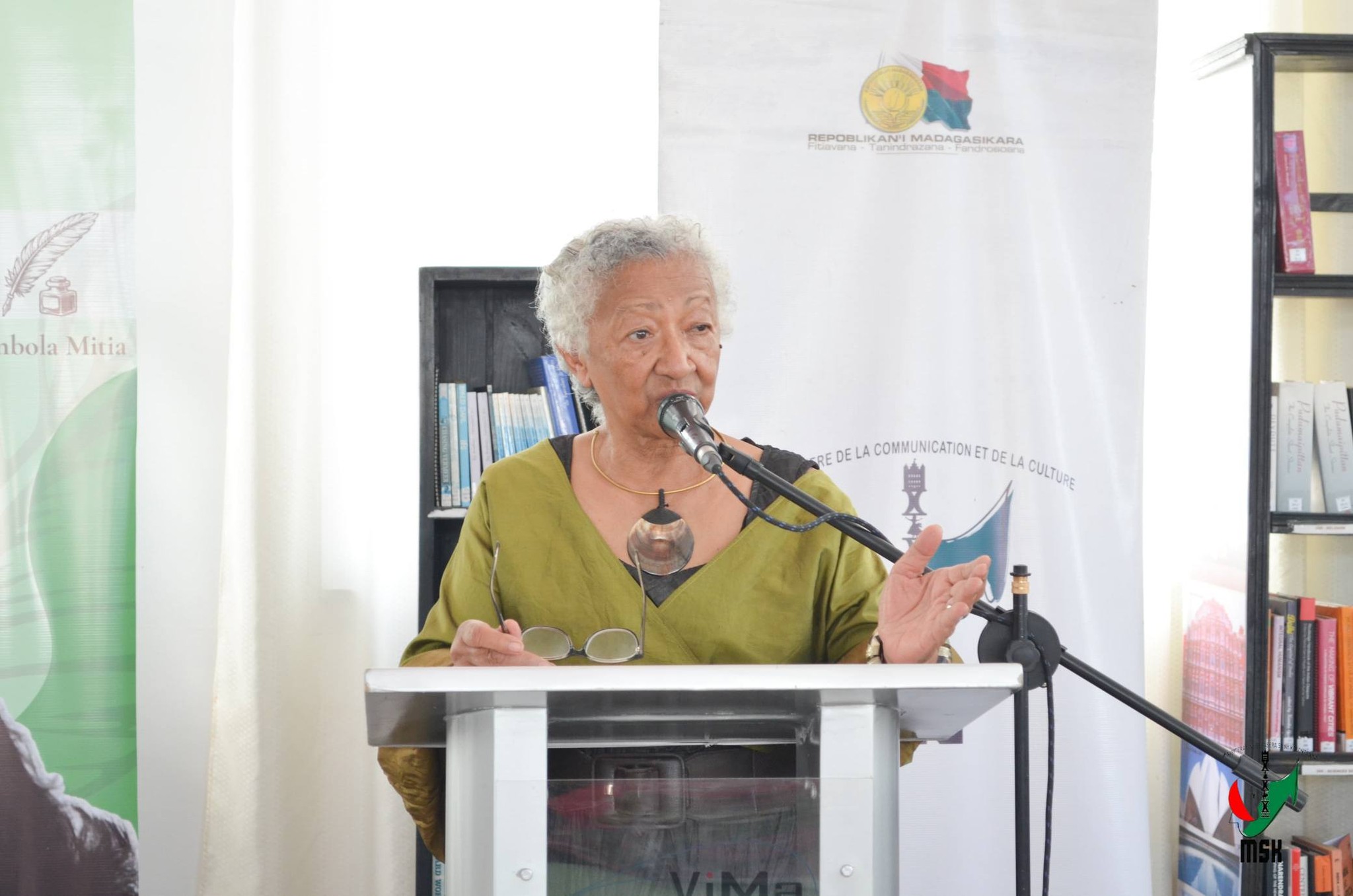 FAMPIROBOROBOANA NY TONTOLON' NY BOKY ATAON' NY MINISTERAN' NY SERASERA SY NY KOLONTSAINA NAMPAHAFANTATRA ANDROANY NY DIARIN' I ANNE FRANK VITA TENY MALAGASY