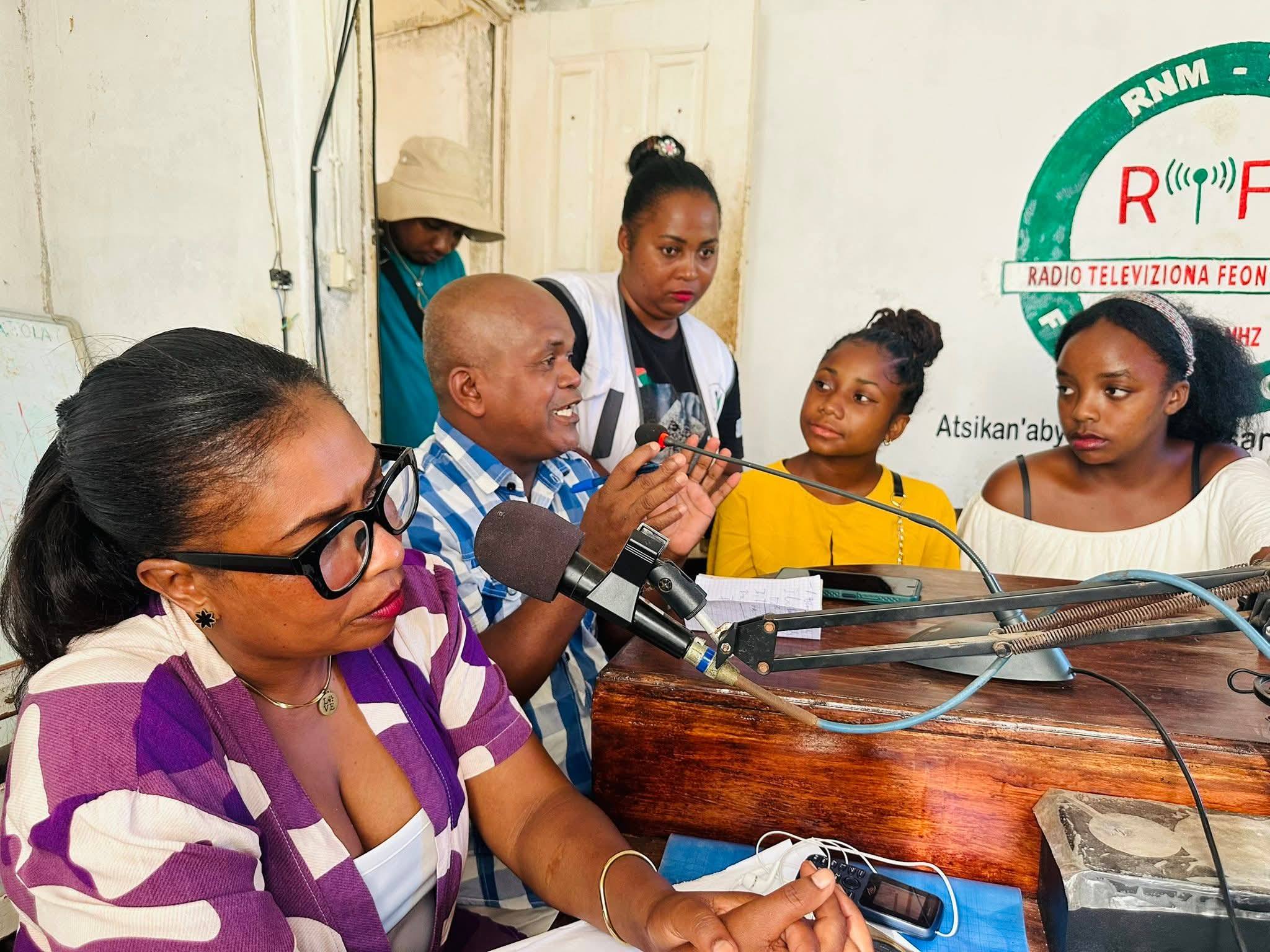 NIARA-NANAMARIKA NY ANDRO MANERAN-TANY HO AN' NY RADIO IREO ONJAMPEO MARO MANERANA NY NOSY