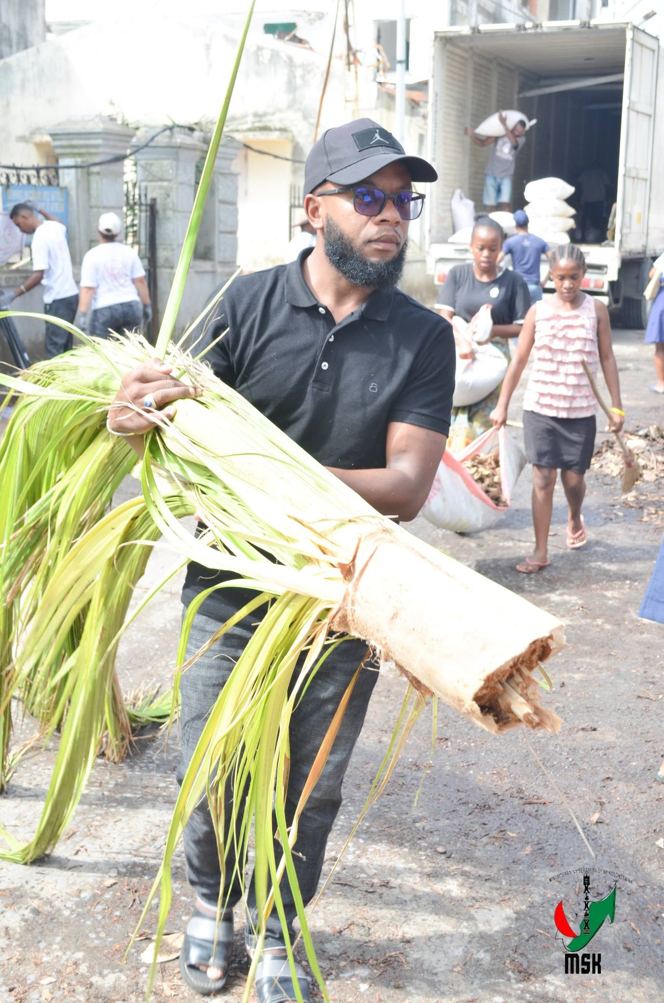 MPIROTSAKA AN-TSITRAPO MARO NO NIARA-NIENTANA TAMIN' NY MINISTERAN' NY SERASERA SY NY KOLONTSAINA NANADIO NY MOZEA VAVITIANA TOAMASINA
